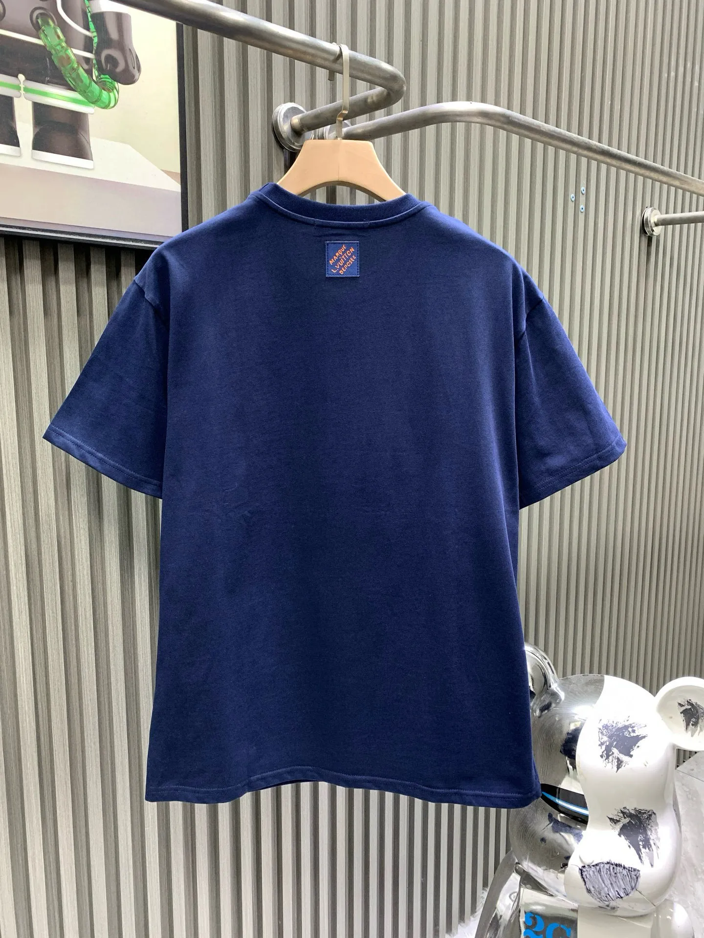 🅿️240 🀄️ Louis Vuitton 1V 2025 new style 1854 diamond letter cotton short sleeves 32-count fine cotton plain fabric is made of combed cotton after a special process. Its fibers are more slender and neat. Therefore, the texture and durability of the fabric are significantly improved. The pure cotton material has excellent moisture absorption. The plain fabric is soft to the touch and comfortable to wear. The fiber structure of combed cotton is tighter. Therefore, the fabric made has better wear resistance and is not easy to pill or deform. The flowers are positioned and embellished with patterns. Diamond selection is to choose diamonds suitable for hot drilling. Diamond arrangement is to arrange the diamonds on the template according to the designed pattern. The diamonds are fixed on the fabric through a hot drilling machine. The color of the back glue should be uniform and consistent, and the firmness should be high. It combines the softness of silicone oil and the high-density characteristics of elastic glue. The material has excellent stretching and recovery properties and can quickly return to its original shape when subjected to external forces to maintain the integrity and clarity of the pattern.